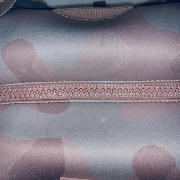 ❌SOLD❌Dagne Dover Pink Camo Medium Landon Carryall - Picture 4 of 6